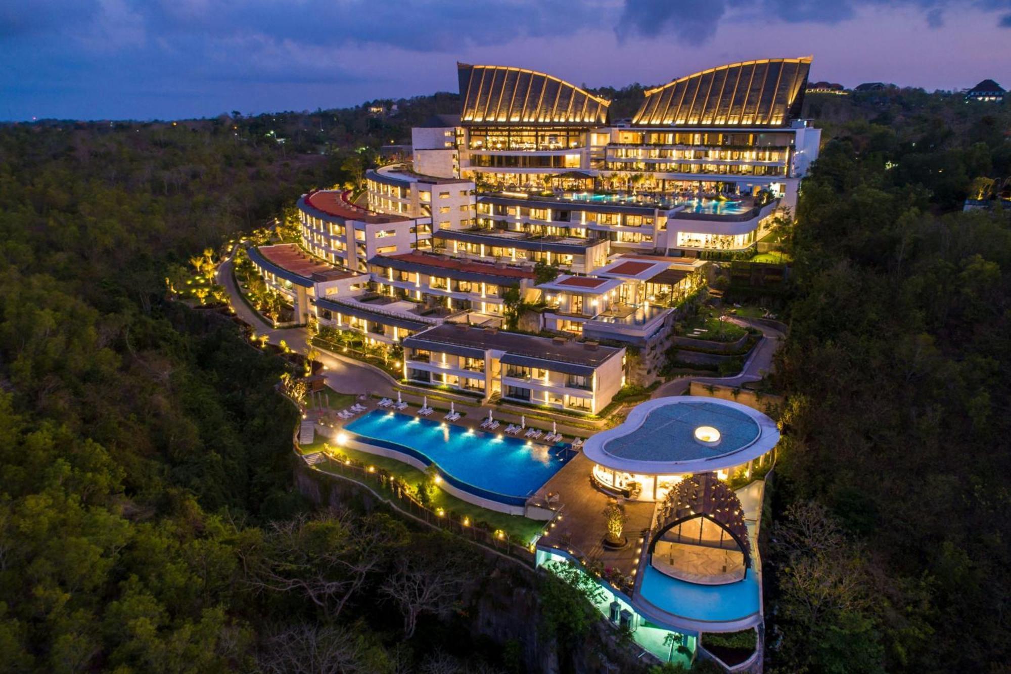 Renaissance Bali Uluwatu Resort & Spa Ungasan Exterior foto The hotel at night